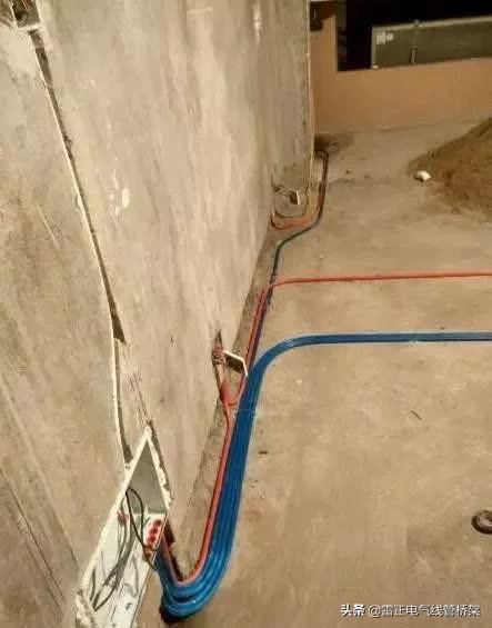 电工师傅活线工艺，隐蔽电线一抽就出来，真是太实用了