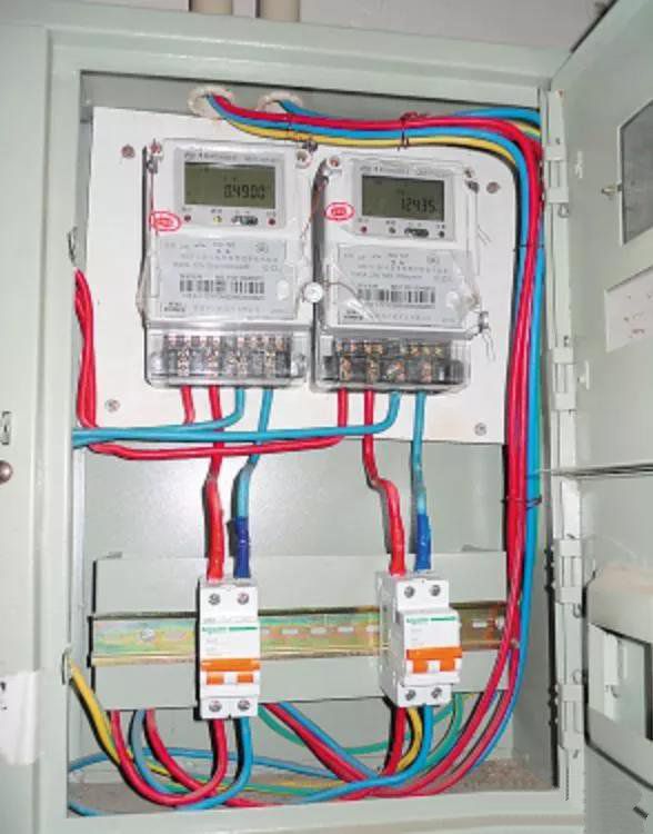 为什么现在电表比以前走的快？听老电工分析，才知电费增加的原因