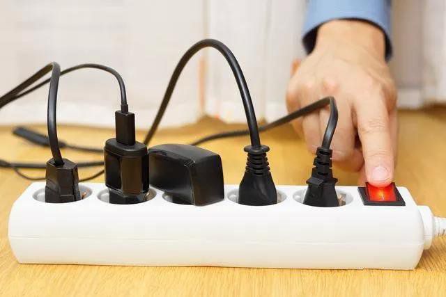 电器用完要不要拔电源？看完我家电费账单，才知问题出在哪！